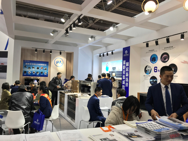 (蓝炬星展会次日现场)