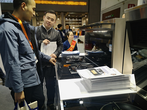 (蓝炬星展会次日现场)