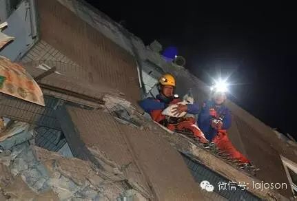 被困大楼，搜救人员进行搜救