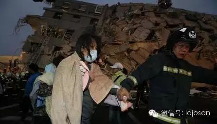 被困大楼，搜救人员进行搜救