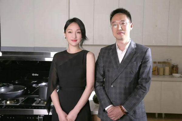蓝炬星和周迅在商业伙伴关系之余，合作不断深入